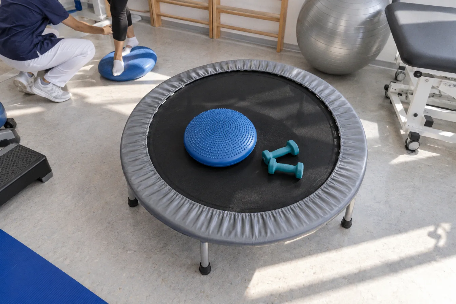 Pourquoi le mini-trampoline est devenu l'outil cardio indispensable des coachs sportifs